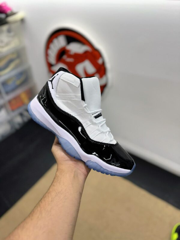 AIR JORDAN 11