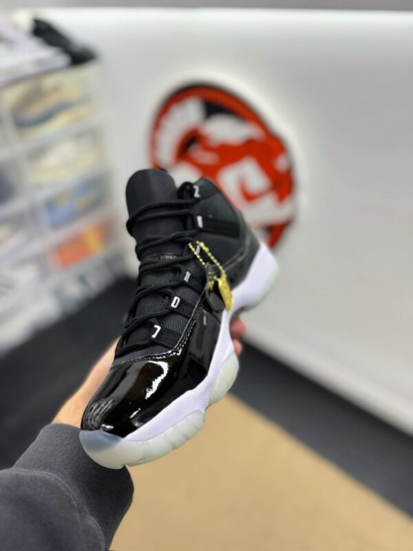AIR JORDAN 11 - Image 9