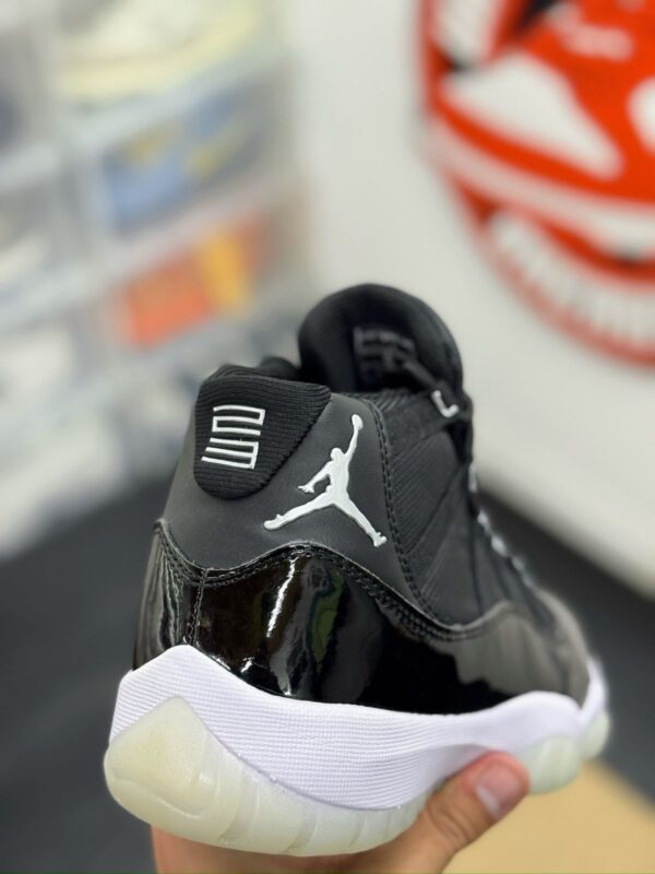 AIR JORDAN 11 - Image 8